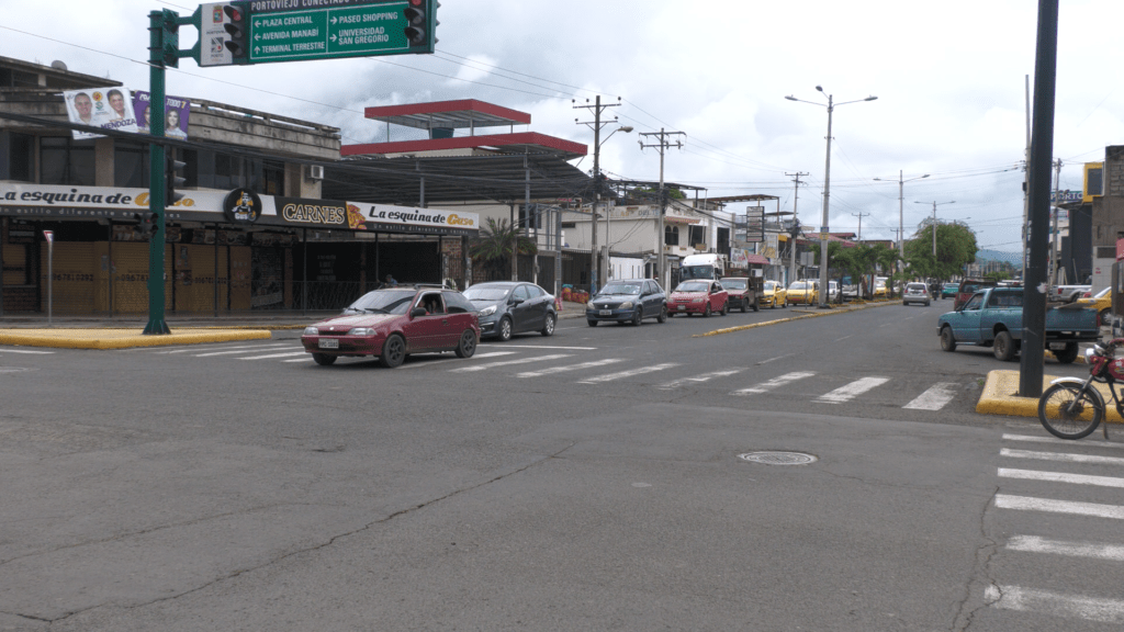 Movilidad moderada con focos de congestión marca la mañana de este lunes en Portoviejo