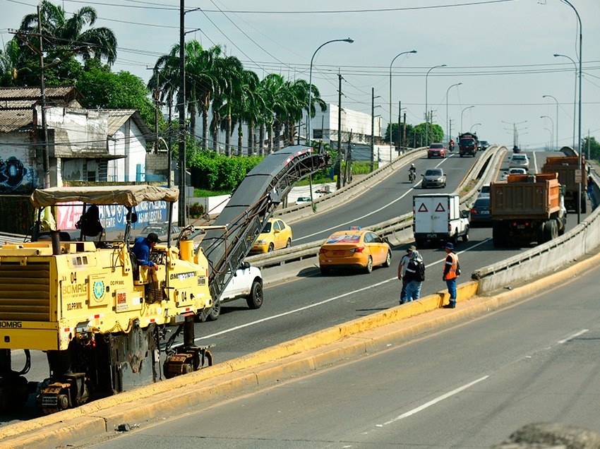 Durante el reciente feriado, la Dirección de Obras Públicas del Municipio de Guayaquil ejecutó trabajos en el paso elevado de la Vía a Daule.