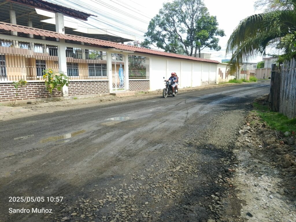 Municipio de Portoviejo interviene con mejoramiento vial en varias calles del sector Negrital