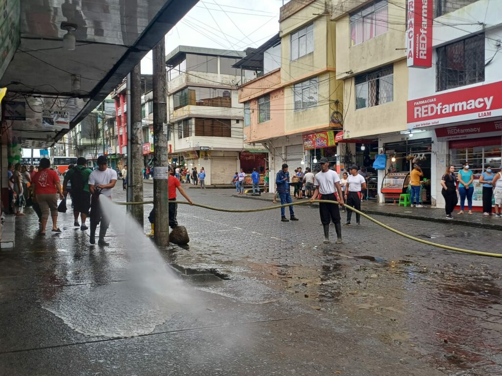 Municipio de Santo Domingo interviene la calle Ambato para reubicar a comerciantes informales