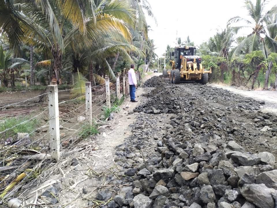 Municipio mejora la vía Puerto Loor - Los Pocitos