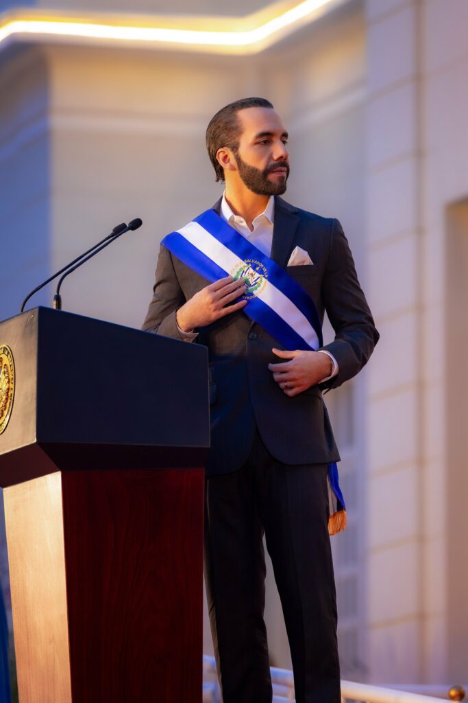 Nayib Bukele desmiente con ironía supuestas negociaciones con Barrio 18