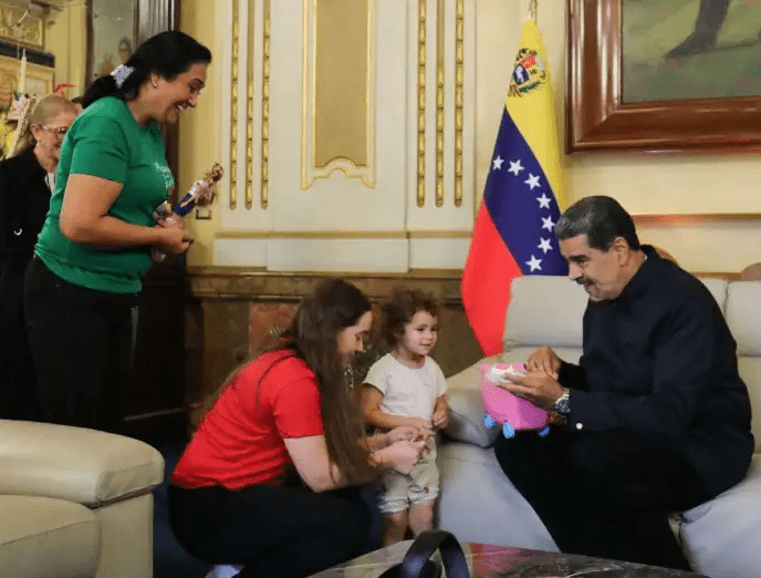Niña Maikelys Espinoza regresa a Venezuela tras ser separada de su madre deportada desde Estados Unidos