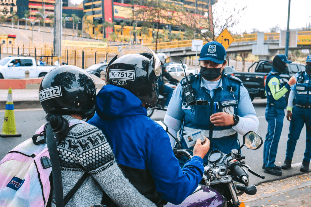 Nueva multa en Guayaquil $94 por no usar casco en motocicletas