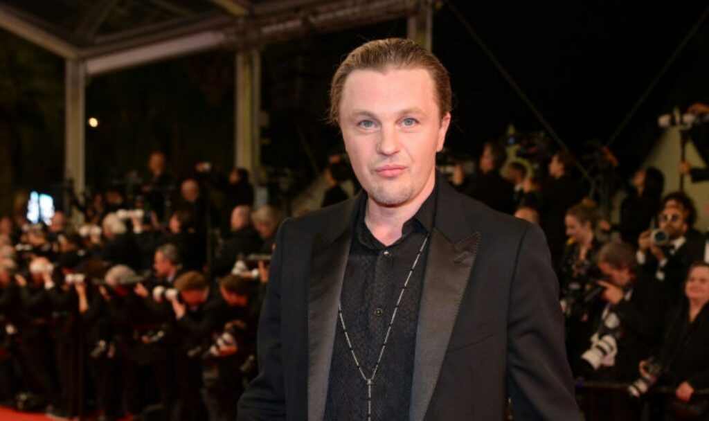 Nueve cargos pesan sobre Michael Pitt por presuntos actos de violencia doméstica y abuso sexual