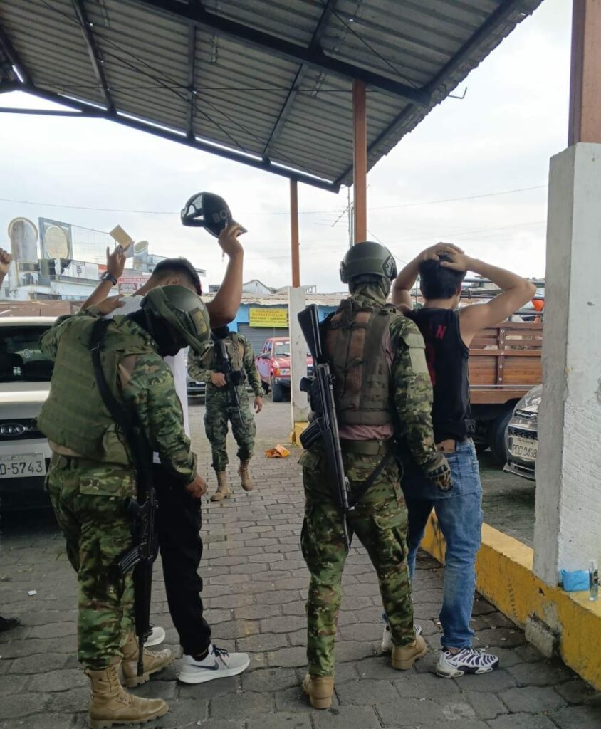 Operaciones militares en Santo Domingo dejan decomiso de drogas y tres detenidos