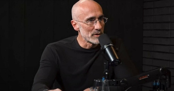 Arthur C. Brooks sostiene que la felicidad, la empatía y el éxito nacen de una sola fuente: el coraje de enfrentarse a uno mismo con honestidad radical.