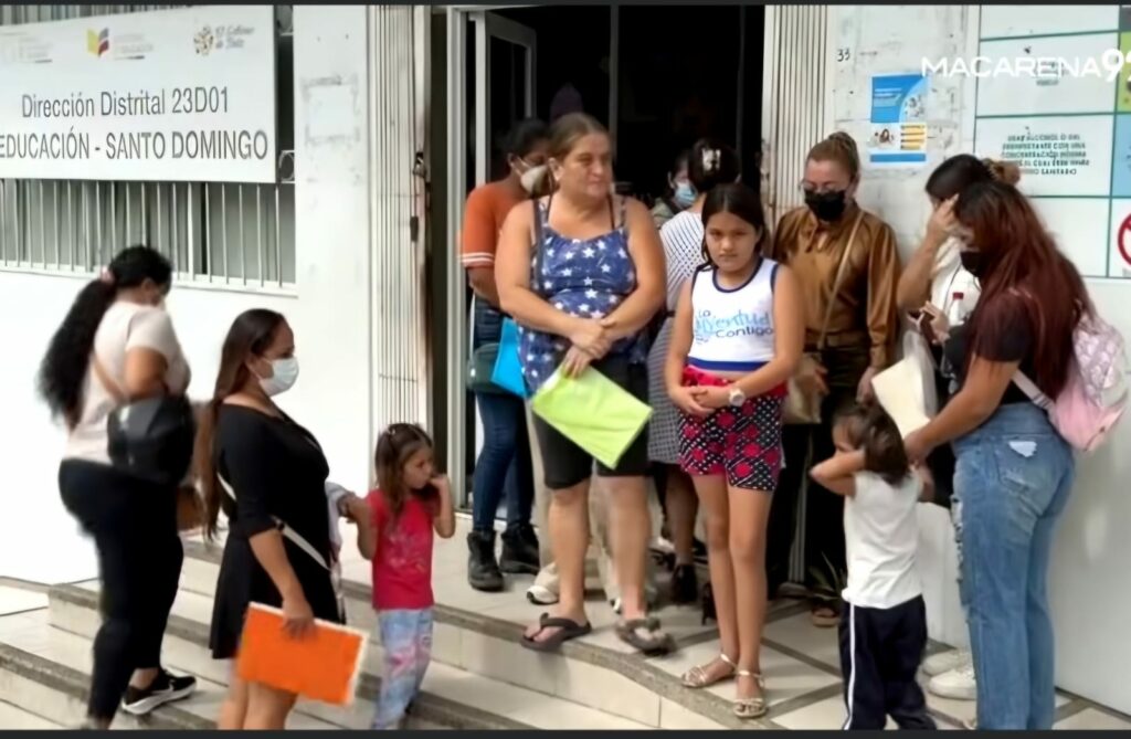Padres denuncian errores en asignación de cupos escolares en Santo Domingo