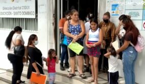 Padres denuncian errores en asignación de cupos escolares en Santo Domingo