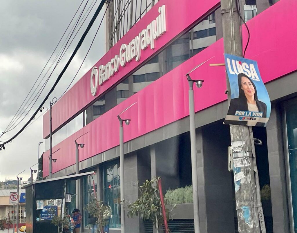 Partidos políticos en Quito enfrentan multas por mantener propaganda electoral