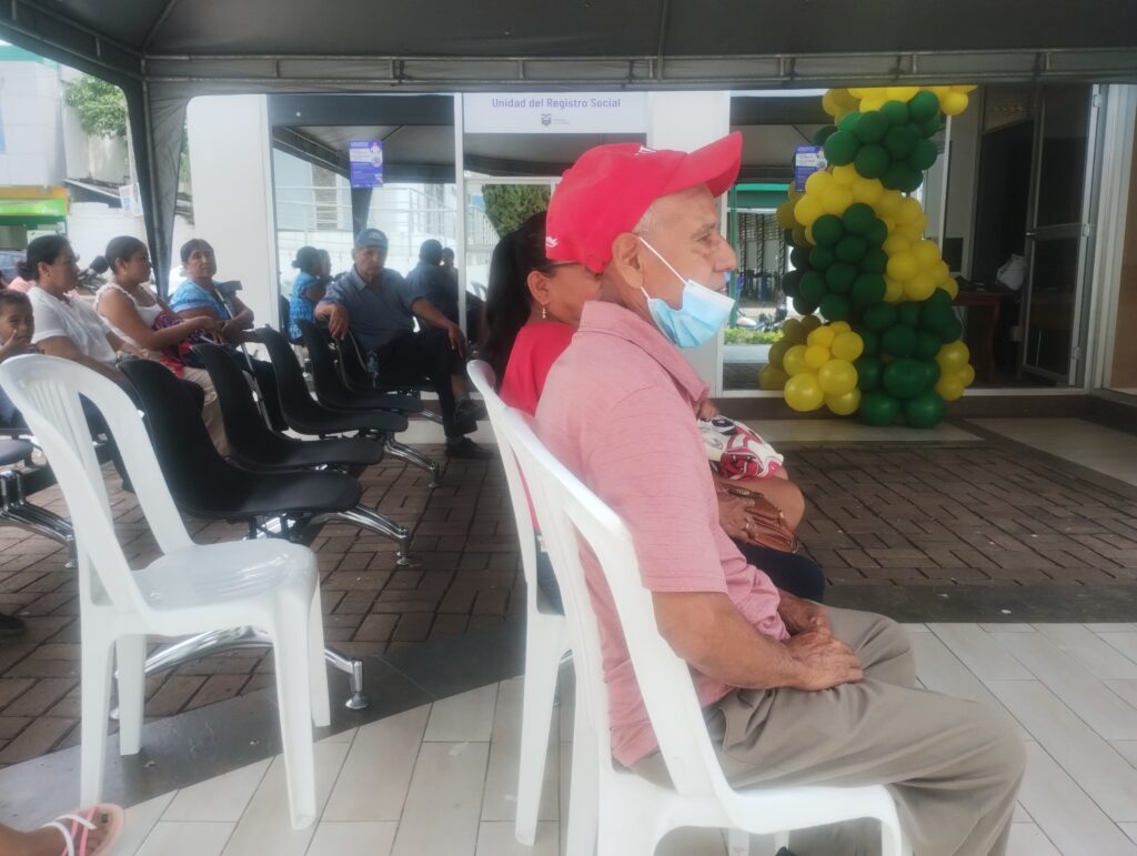 Personas esperando para registrarse en la ventanilla de 24 de Mayo.
