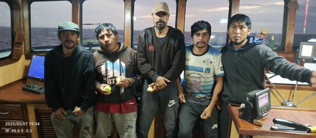 Pescadores peruanos rescatados por la Armada de Ecuador tras 50 días a la deriva