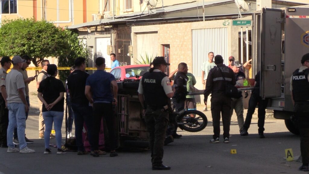 El doble asesinato de Mariela Mendoza y Pablo Zambrano en la parroquia Eloy Alfaro y que quedó grabado en video, también es investigado por la Policía.