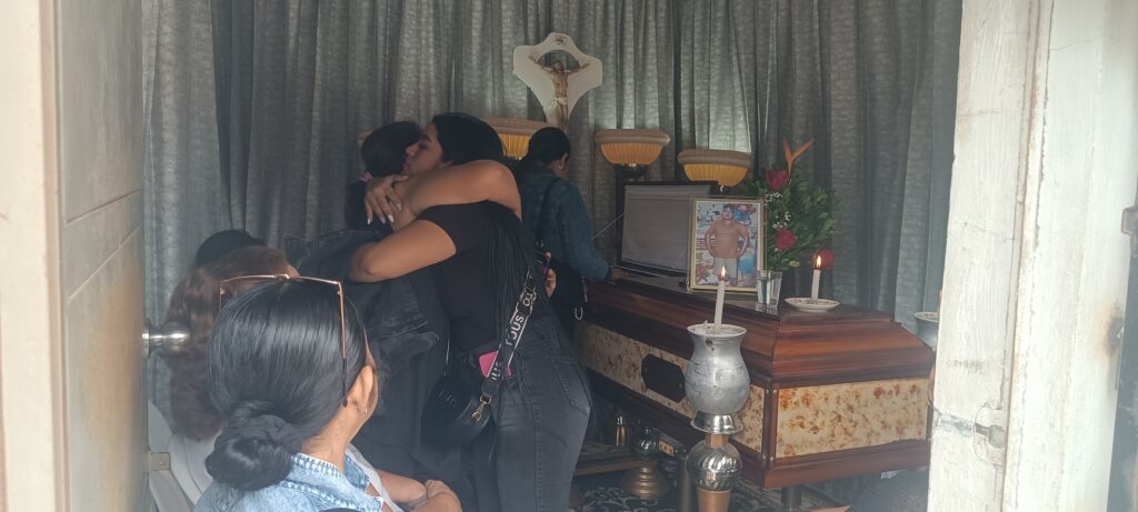 El cuerpo sin vida que fue encontrado en el camino que lleva a la cantera La Chispa, fue identificado como Elvis Xavier García Coveña.