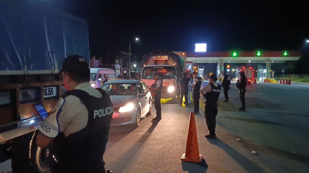Policía Nacional retoma control de las vías estatales en Santo Domingo y otras provincias
