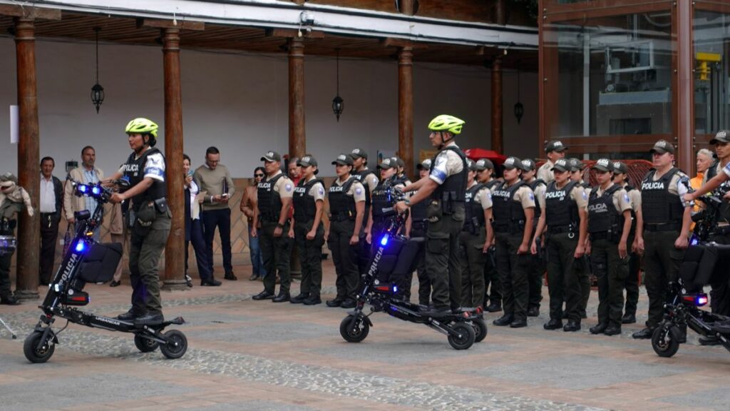 Policías reciben scooters eléctricos para realizar patrullajes por las calles de Cuenca y brindar custodia a los turistas. (API).