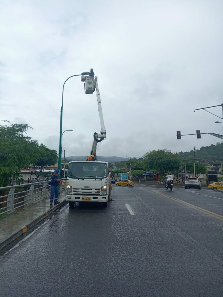 Portoviejo avanza en la mejora del alumbrado público en varios sectores