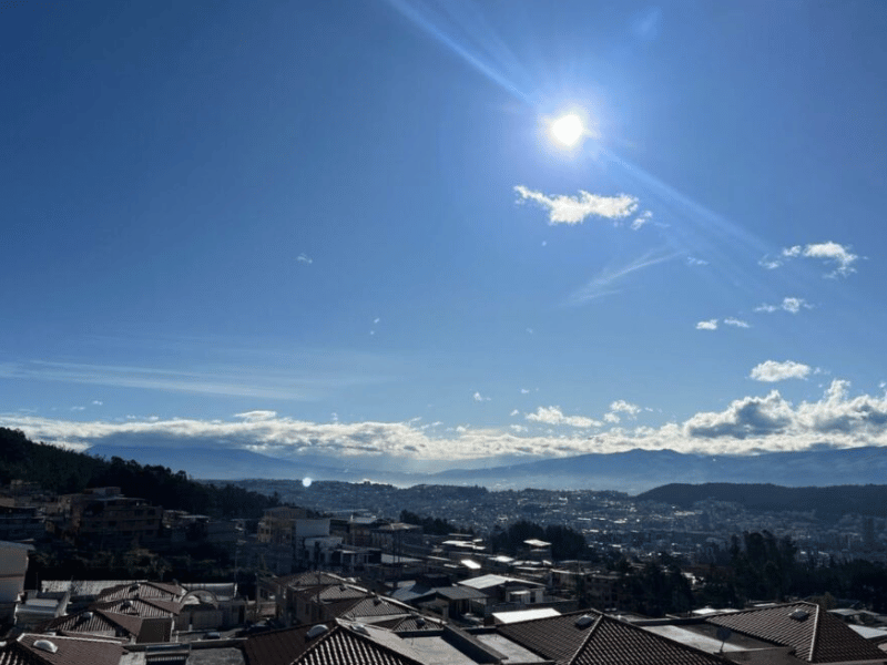 Quito y Guayaquil Lluvias y UV alto en el pronóstico de hoy
