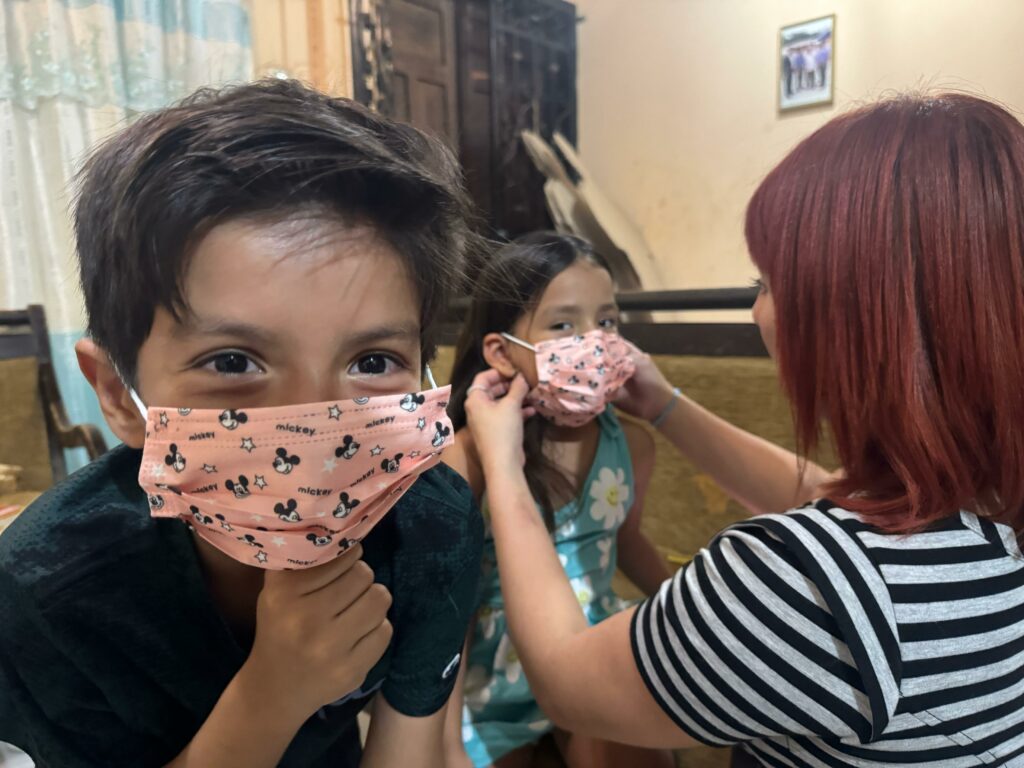 Reportan escasez de mascarillas tras anuncio de uso obligatorio en escuelas de Manabí