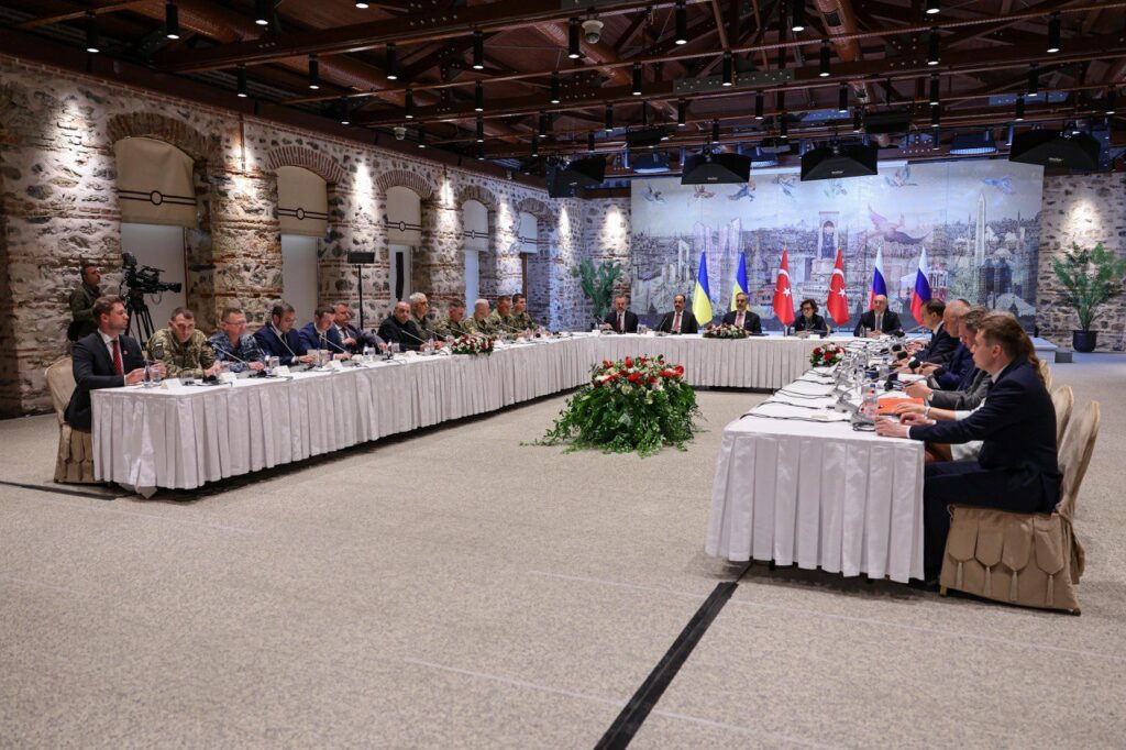 Rusia y Ucrania acuerdan histórico intercambio de prisioneros en medio de tensión por la guerra