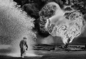 Salgado empezó a hacer fotos con una Leica durante algunos viajes de trabajo por África