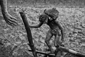 Documentó hambrunas, guerras, explotación laboral y travesías migratorias.