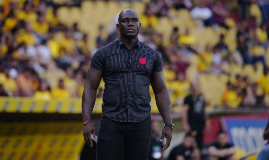 Segundo Castillo, entrenador de Barcelona SC, utilizando uno de los pines.