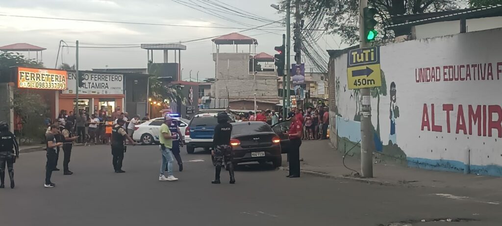 Sicariato en Manta Mujer es asesinada mientras esperaba en los exteriores de una escuela