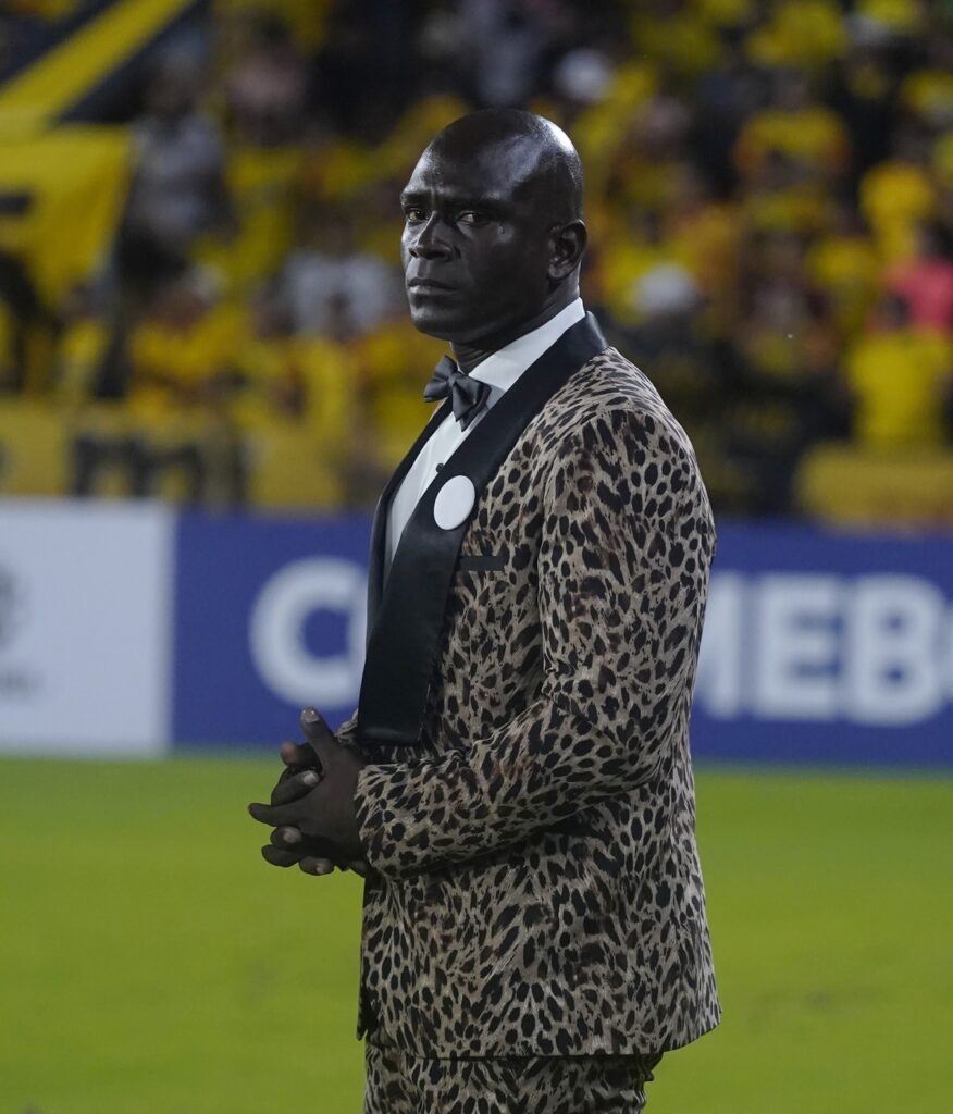 Técnico de Barcelona SC, Segundo Castillo, vuelve a sorprender con traje atigrado en duelo ante River