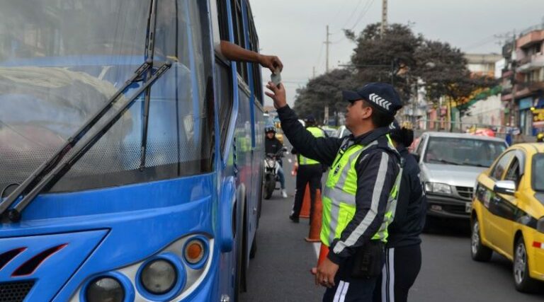 Sistema de buses urbanos en Quito cambiará recorridos y forma de cobro desde agosto