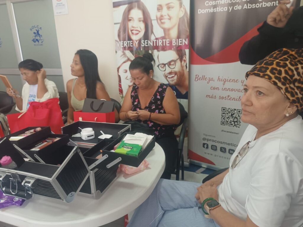 Mujeres que padecen de cáncer de seno, fueron parte del programa de maquillaje de Solca.