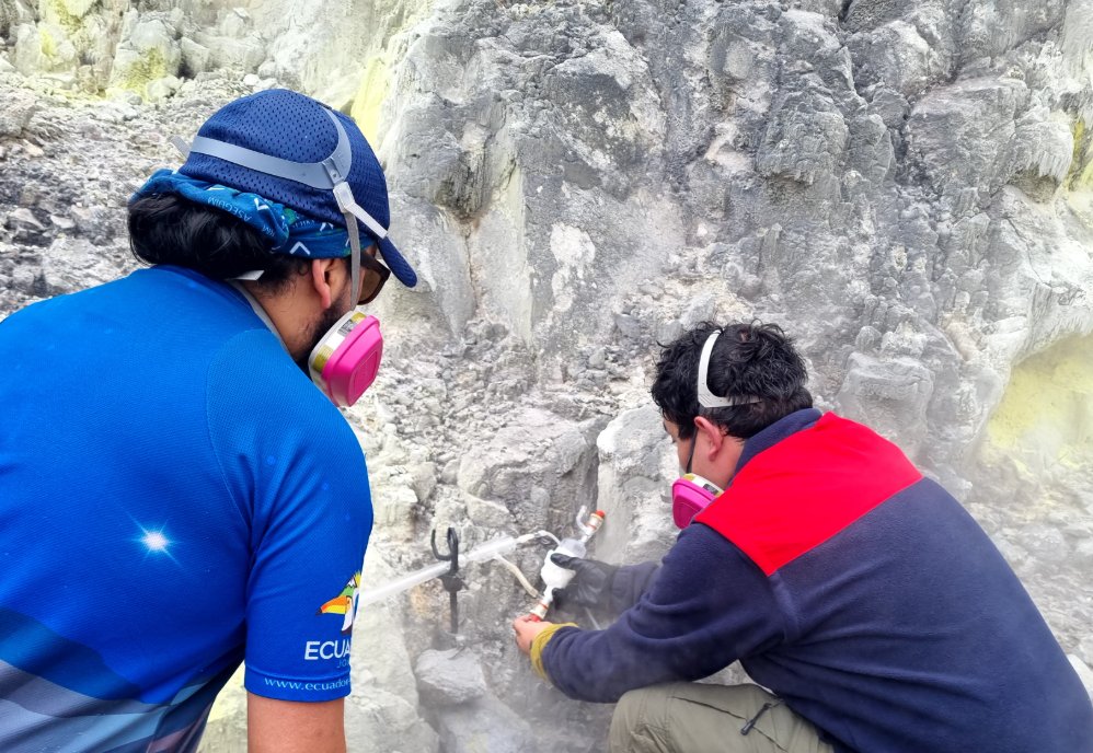 Técnicos del Instituto Geofísico en el Guagua Pichincha