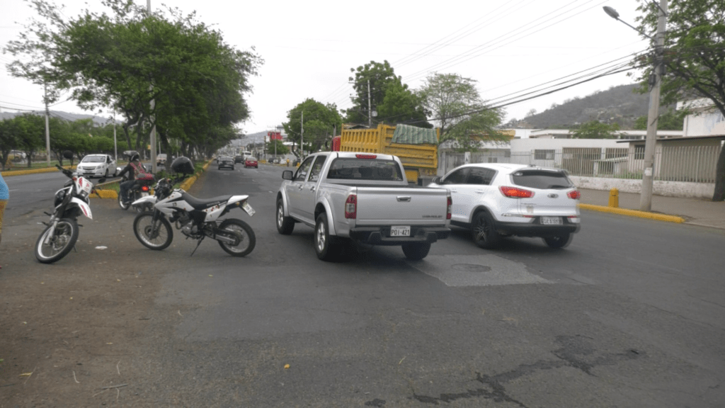 Tráfico vehicular intenso cerca de centros educativos este martes en Portoviejo