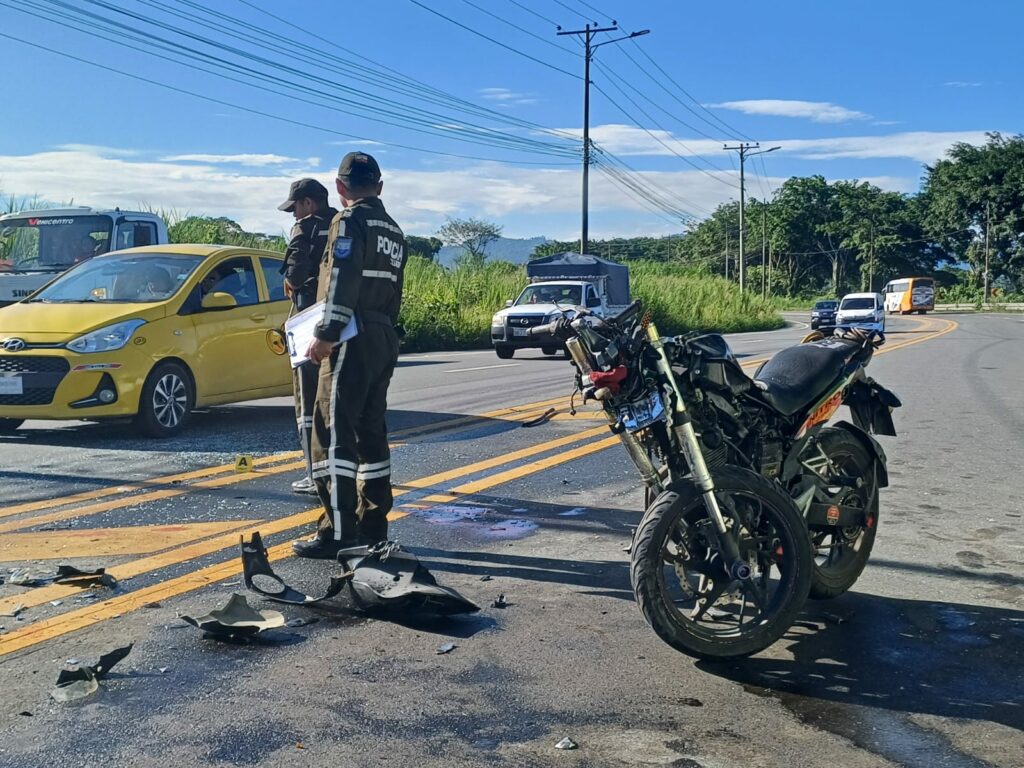 Tres heridos tras accidente entre automóvil y motocicleta en Santo Domingo