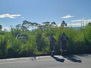 Tres heridos tras accidente entre automóvil y motocicleta en Santo Domingo