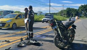 Tres heridos tras accidente entre automóvil y motocicleta en Santo Domingo