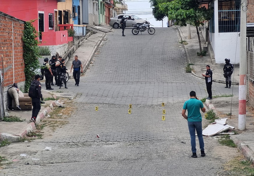 Tres hombres gravemente heridos dejó un ataque armado en la calle 309 y avenida 205, en el barrio San Pedro, de Manta.