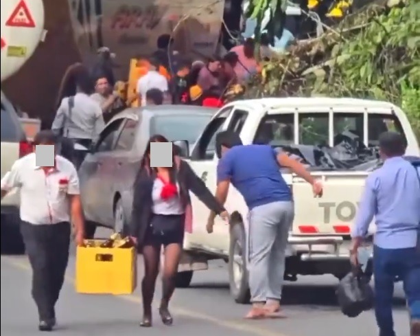 Un camión que transportaba cajas de cerveza se volcó la mañana de este lunes 5 de mayo en Sucumbíos, en el Oriente ecuatoriano.