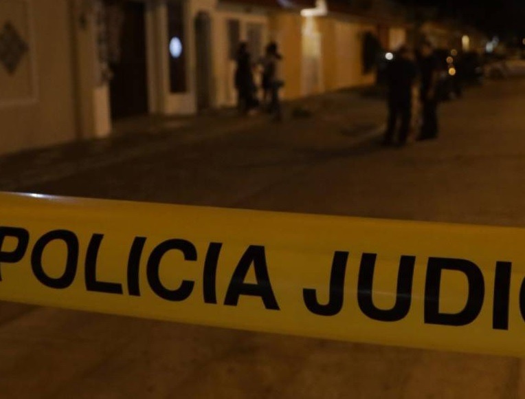 Un hombre y su mujer, quien está embarazada lograron escapar de tres asaltantes quienes estaban encapuchados y armados.