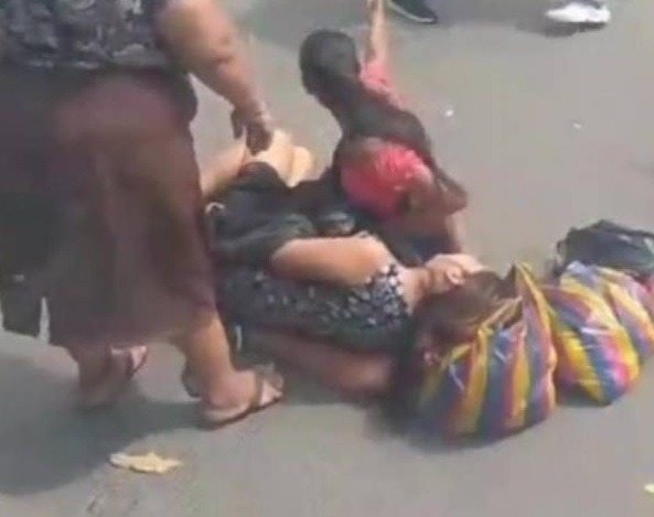 Una mujer, de 21 años, dio a luz en plena calle frente al hospital Monte Sinaí, en el noroeste de Guayaquil.