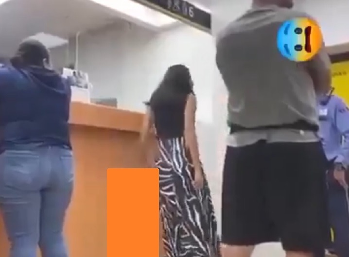 Una mujer protagonizó un altercado en una sucursal del Banco Agrícola en La Unión, al oriente de El Salvador.
