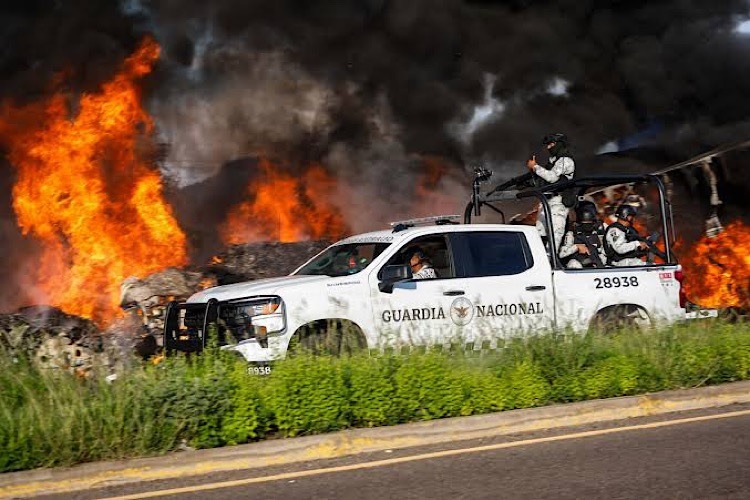 Una ola de violencia estremeció a Sinaloa, marcada por bloqueos con vehículos incendiados, enfrentamientos armados y un ataque a policías municipales.