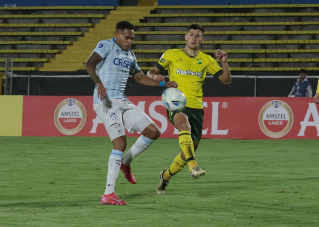 Universidad Católica busca sellar su clasificación a octavos de final ante Defensa y Justicia