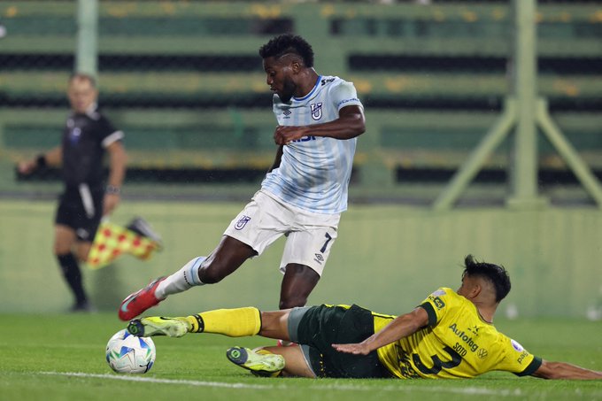 Universidad Católica empata 1-1 con Defensa y Justicia y clasifica a octavos de final