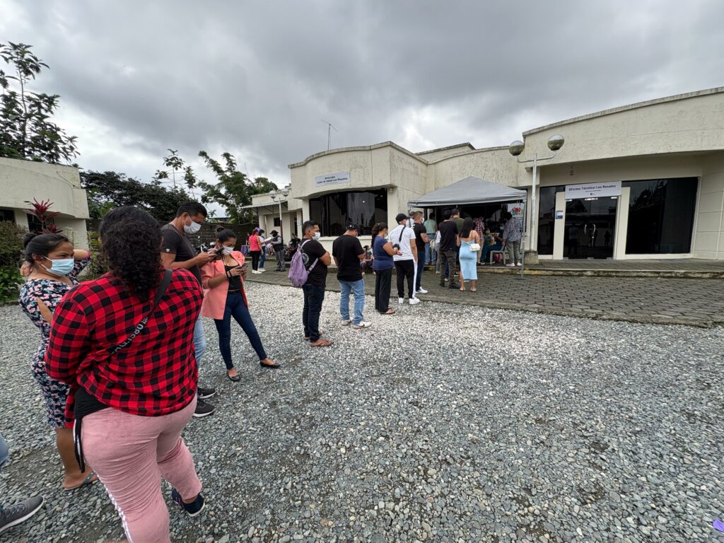Uno de los bloques de un Subcentro de Salud en Santo Domingo se llenó de usuarios que buscaban la vacuna contra la tosferina.