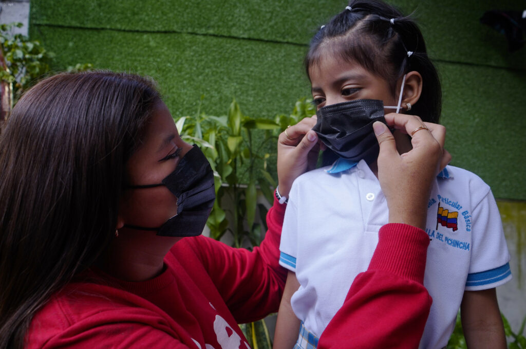 Uso de mascarilla en instituciones educativas de Ecuador disminuirá a medida que avance el plan de vacunación contra la fiebre amarilla y tosferina