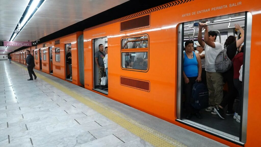 Usuarios del Metro CDMX atentos ante recientes casos de pinchazos en el Metro CDMX, este 14 de mayo de 2025.