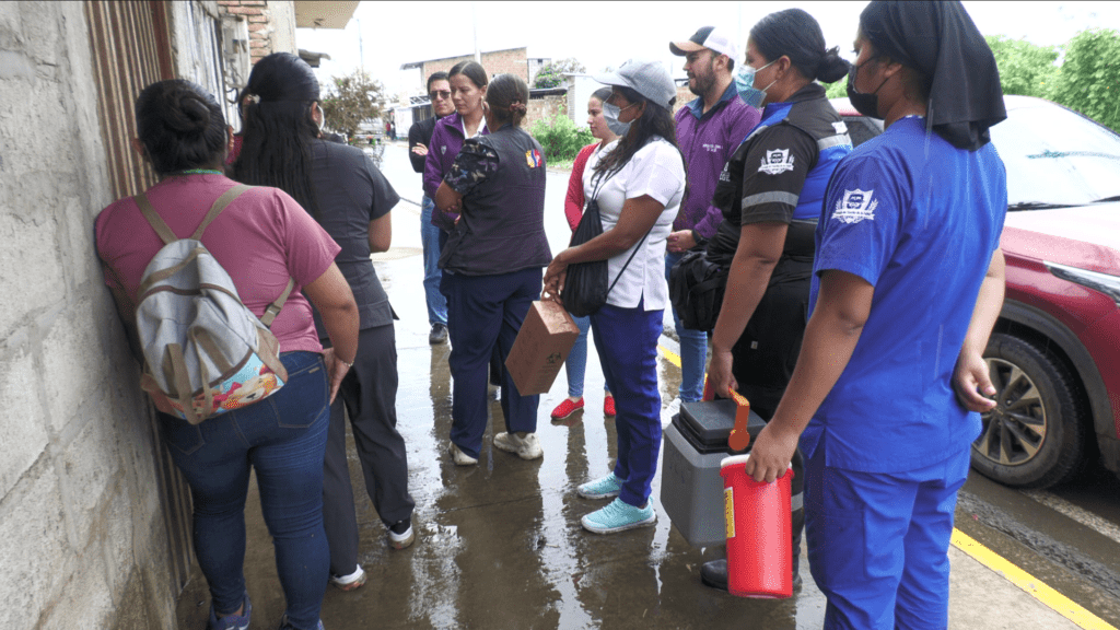 Vacunación casa por casa en Portoviejo busca frenar repunte de tosferina y fiebre amarilla