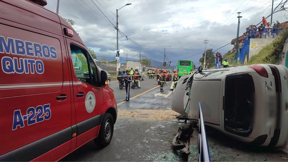 Vehículo cae de puente en Loma de Puengasí en Quito: conductor herido de gravedad