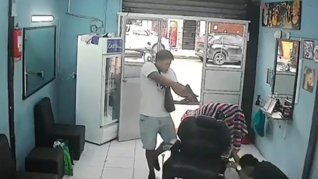 Video: Hombre armado quedó grabado cuando llegó para matar a un barbero en Quevedo, Los Ríos. (Redes sociales).